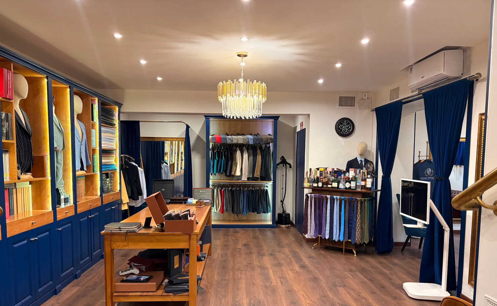 Interior del showroom, con los muestrarios de tejidos, la corbatería y los probadores