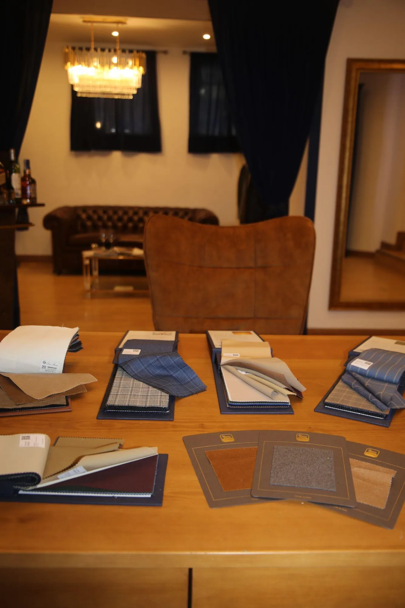 Muestrarios de tejidos en el showroom de la sastrería
