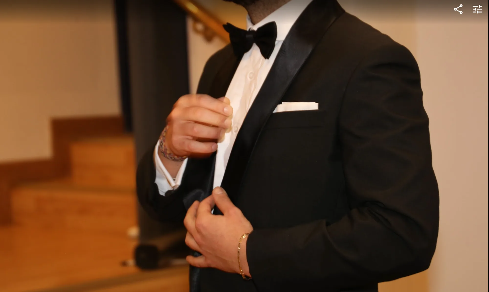 Smoking negro con solapa de raso y pajarita, sobre camisa blanca con pañuelo de bolsillo